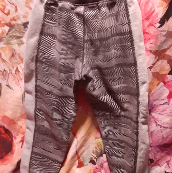 Under armor youth size medium sweat pants - Picture 2 of 3